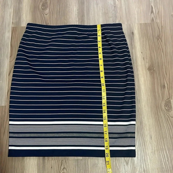 Max Studio Womens striped Skirt Size M Navy White Casual Stretch Nautical - Picture 6 of 10